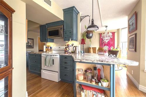 180 Limeridge Road W|Unit #403, Hamilton, ON - Indoor Photo Showing Kitchen With Upgraded Kitchen