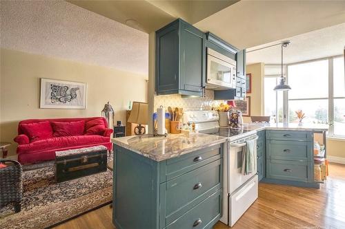 180 Limeridge Road W|Unit #403, Hamilton, ON - Indoor Photo Showing Kitchen With Upgraded Kitchen