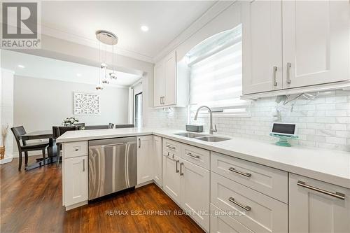 17 Mcveigh Drive, Barrie, ON - Indoor Photo Showing Kitchen With Double Sink With Upgraded Kitchen