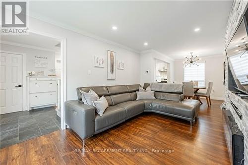 17 Mcveigh Drive, Barrie, ON - Indoor Photo Showing Living Room