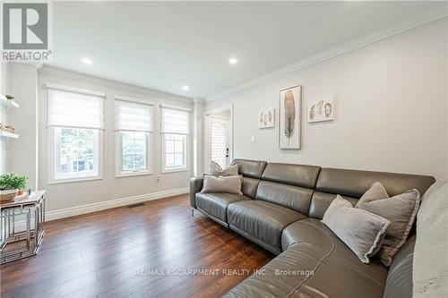 17 Mcveigh Drive, Barrie, ON - Indoor Photo Showing Living Room