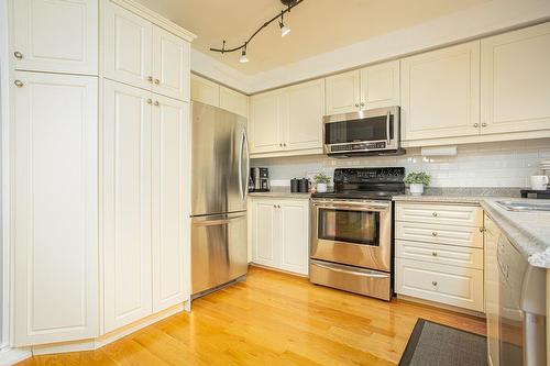 1818 Hobson Drive, Burlington, ON - Indoor Photo Showing Kitchen