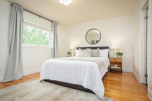 1818 Hobson Drive, Burlington, ON - Indoor Photo Showing Bedroom