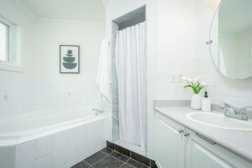 1818 Hobson Drive, Burlington, ON - Indoor Photo Showing Bathroom