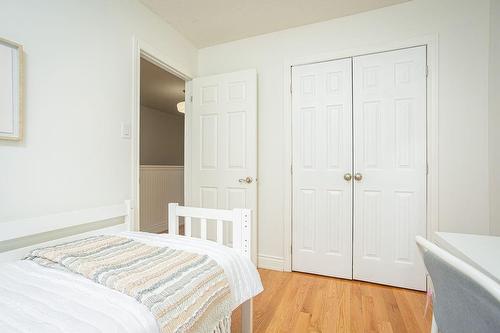 1818 Hobson Drive, Burlington, ON - Indoor Photo Showing Bedroom