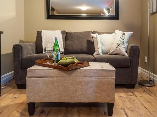 B-751 9Th St, Courtenay, BC - Indoor Photo Showing Living Room