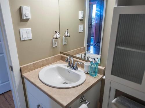 B-751 9Th St, Courtenay, BC - Indoor Photo Showing Bathroom