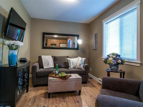 B-751 9Th St, Courtenay, BC - Indoor Photo Showing Living Room