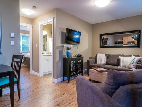 B-751 9Th St, Courtenay, BC - Indoor Photo Showing Living Room