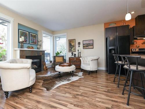 B-751 9Th St, Courtenay, BC - Indoor Photo Showing Living Room With Fireplace