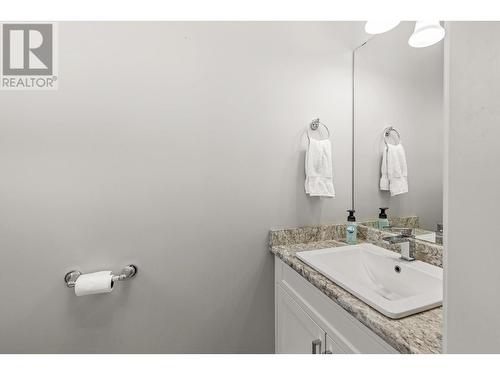 405 Prestwick Street, Kelowna, BC - Indoor Photo Showing Bathroom