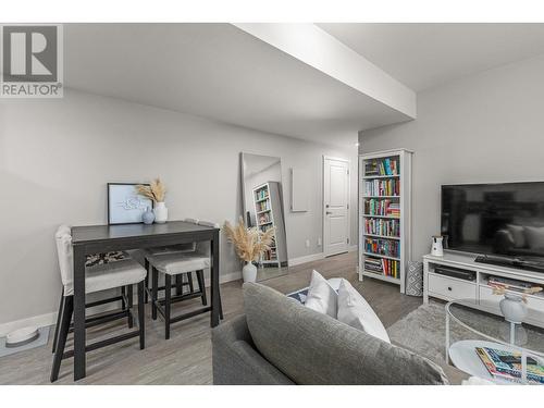 405 Prestwick Street, Kelowna, BC - Indoor Photo Showing Living Room