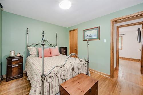 1246 Homewood Drive, Burlington, ON - Indoor Photo Showing Bedroom