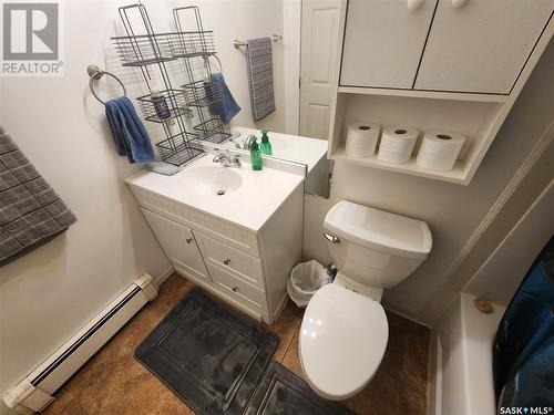 12 8Th Street Ne, Weyburn, SK - Indoor Photo Showing Bathroom