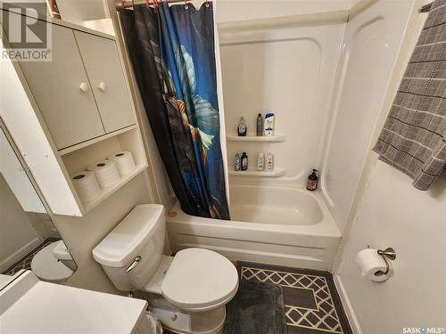 12 8Th Street Ne, Weyburn, SK - Indoor Photo Showing Bathroom