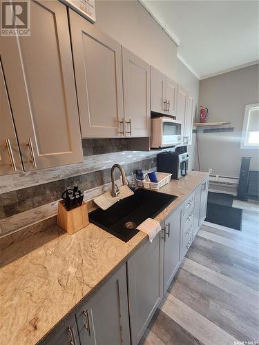 12 8Th Street Ne, Weyburn, SK - Indoor Photo Showing Kitchen