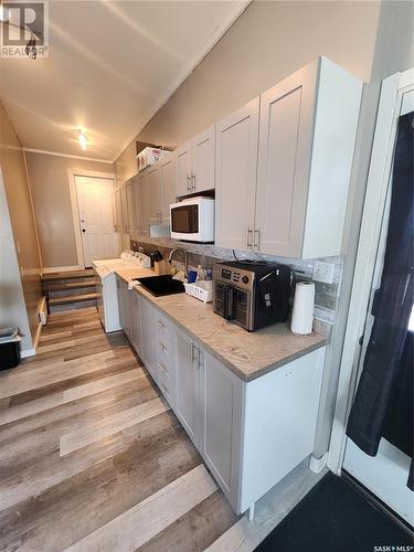 12 8Th Street Ne, Weyburn, SK - Indoor Photo Showing Kitchen