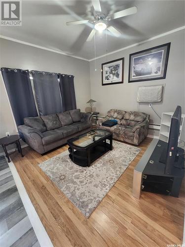 12 8Th Street Ne, Weyburn, SK - Indoor Photo Showing Living Room