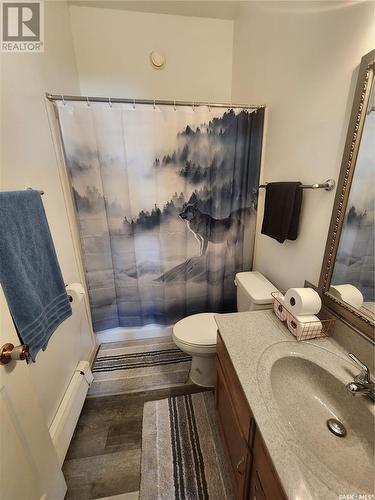 12 8Th Street Ne, Weyburn, SK - Indoor Photo Showing Bathroom