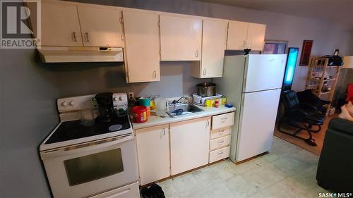 12 8Th Street Ne, Weyburn, SK - Indoor Photo Showing Kitchen