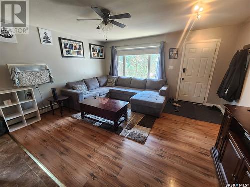 12 8Th Street Ne, Weyburn, SK - Indoor Photo Showing Living Room