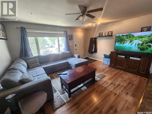 12 8Th Street Ne, Weyburn, SK - Indoor Photo Showing Living Room