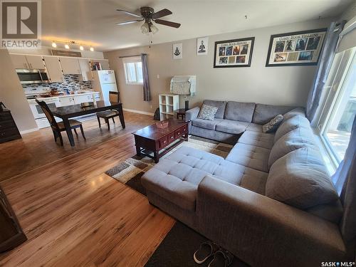 12 8Th Street Ne, Weyburn, SK - Indoor Photo Showing Living Room