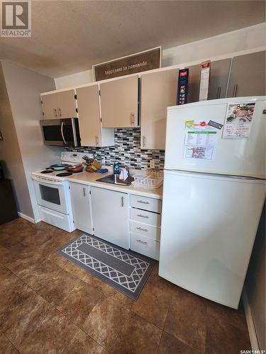 12 8Th Street Ne, Weyburn, SK - Indoor Photo Showing Kitchen