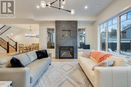 693 Balsam Road, Kelowna, BC - Indoor Photo Showing Living Room With Fireplace