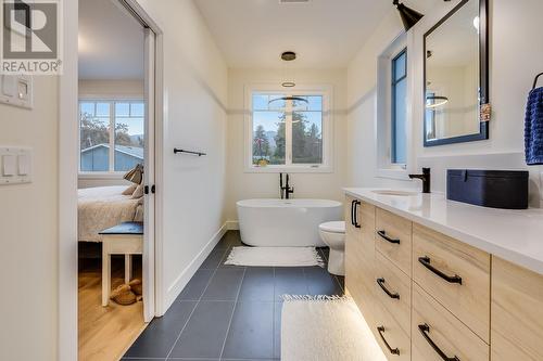 693 Balsam Road, Kelowna, BC - Indoor Photo Showing Bathroom
