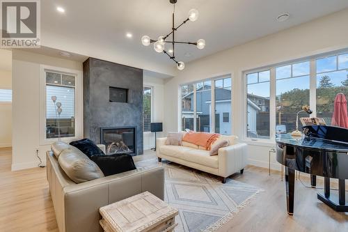 693 Balsam Road, Kelowna, BC - Indoor Photo Showing Living Room With Fireplace