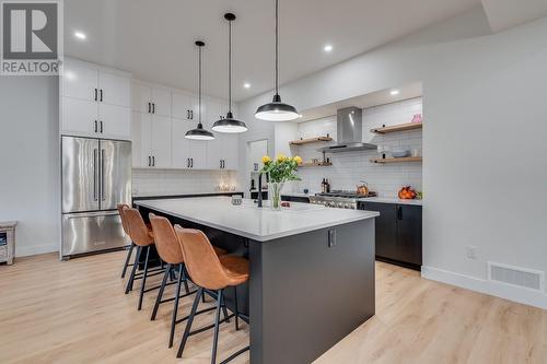 693 Balsam Road, Kelowna, BC - Indoor Photo Showing Kitchen With Upgraded Kitchen