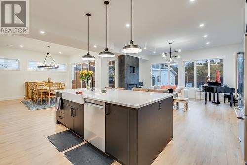 693 Balsam Road, Kelowna, BC - Indoor Photo Showing Kitchen With Upgraded Kitchen