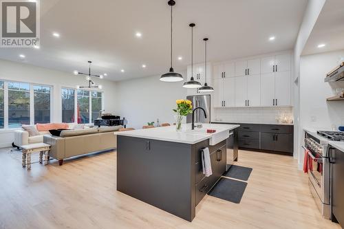 693 Balsam Road, Kelowna, BC - Indoor Photo Showing Kitchen With Upgraded Kitchen