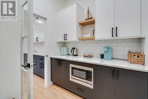 693 Balsam Road, Kelowna, BC - Indoor Photo Showing Kitchen