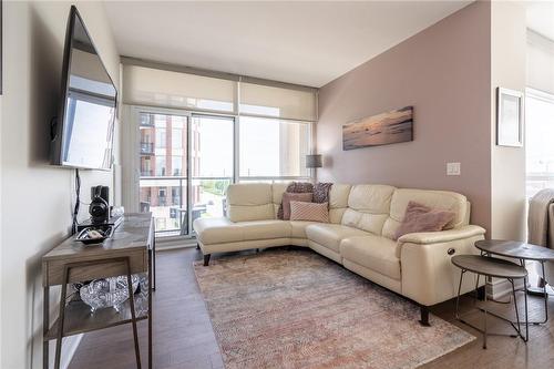 1940 Ironstone Drive|Unit #404, Burlington, ON - Indoor Photo Showing Living Room