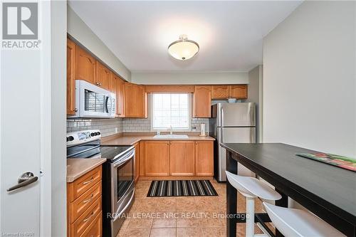 98 - 8141 Coventry Road, Niagara Falls, ON - Indoor Photo Showing Kitchen