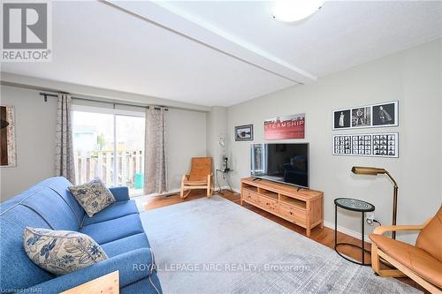 98 - 8141 Coventry Road, Niagara Falls, ON - Indoor Photo Showing Living Room