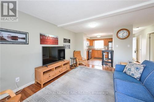 98 - 8141 Coventry Road, Niagara Falls, ON - Indoor Photo Showing Living Room