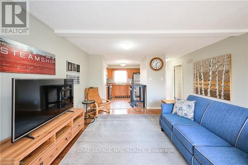 98 - 8141 Coventry Road, Niagara Falls, ON - Indoor Photo Showing Living Room