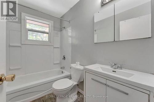 16 East Avenue, Brantford, ON - Indoor Photo Showing Bathroom