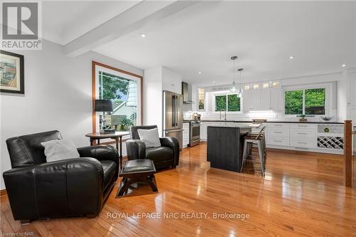 19 Little John Court, Welland, ON - Indoor Photo Showing Living Room