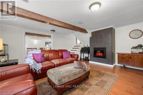 19 Little John Court, Welland, ON - Indoor Photo Showing Living Room With Fireplace