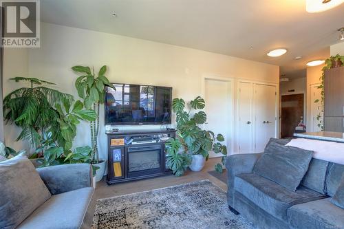 309 1900 Watkiss Way, View Royal, BC - Indoor Photo Showing Living Room