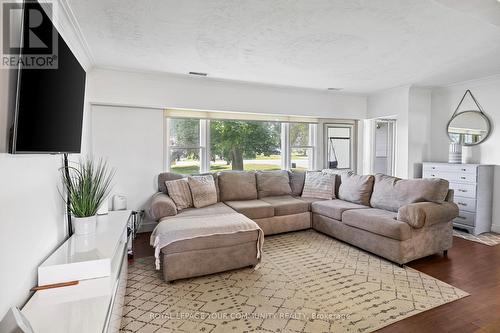 70 Simmons Street, Vaughan (Elder Mills), ON - Indoor Photo Showing Living Room