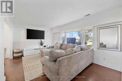 70 Simmons Street, Vaughan (Elder Mills), ON - Indoor Photo Showing Living Room