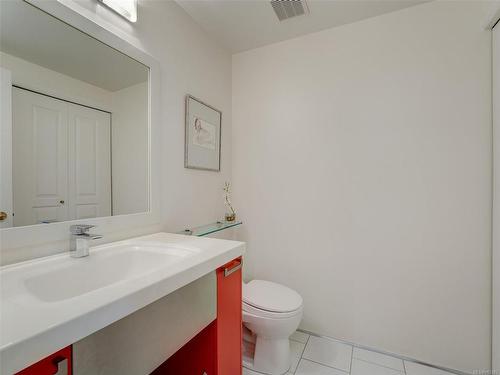 210-405 Quebec St, Victoria, BC - Indoor Photo Showing Bathroom