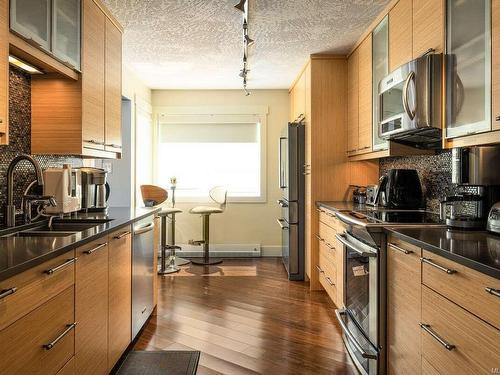 108-4969 Wills Rd, Nanaimo, BC - Indoor Photo Showing Kitchen With Double Sink