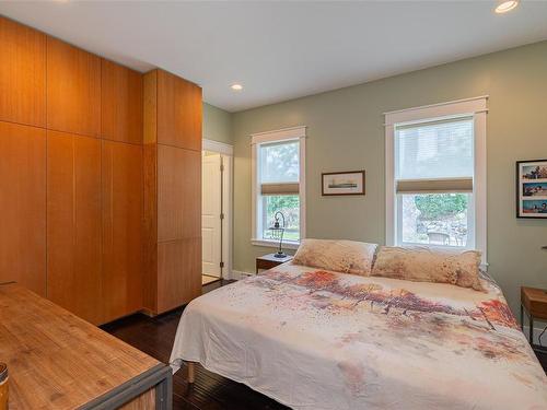 2674 Capital Hts, Victoria, BC - Indoor Photo Showing Bedroom