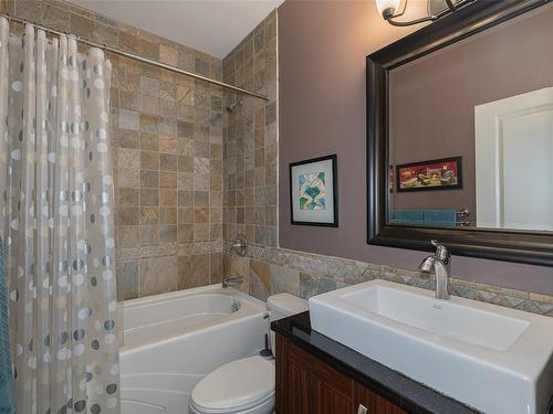 2674 Capital Hts, Victoria, BC - Indoor Photo Showing Bathroom